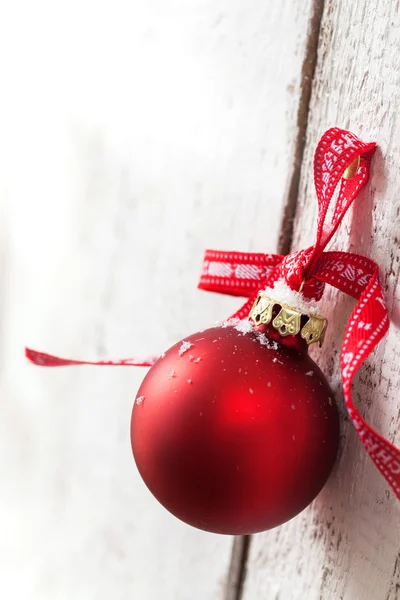 Χριστουγεννιάτικη μπάλα, διακόσμηση Χριστουγέννων που κρέμεται από ένα ξύλινο τοίχο, Χριστούγεννα έννοια, closeup με αντίγραφο χώρου — Φωτογραφία Αρχείου