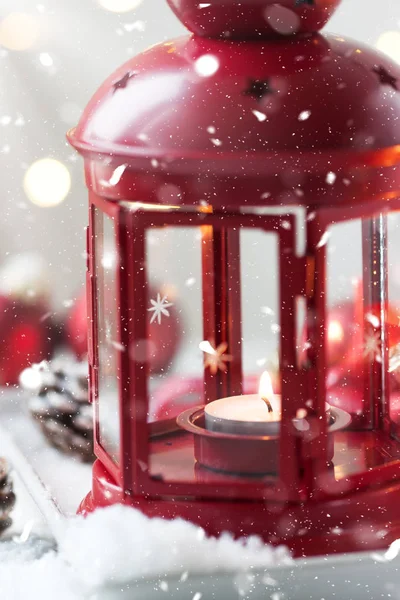 Noel fener mum, kar, Noel süsleri ile — Stok fotoğraf