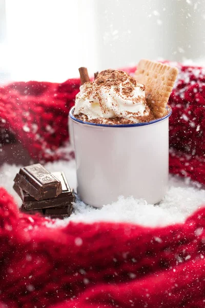 크리스마스 휴일 분위기에서 접시에 계 피와 휘 핑된 크림, 카 카오 수 제 크리스마스 핫 초콜릿 — 스톡 사진