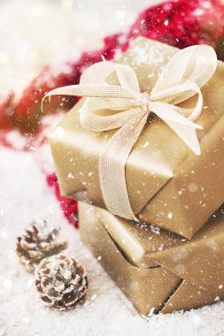 Noel hediyeleri ya da parlak karlı arka planda zarif yay ve noel süslemeleri, Noel konsepti