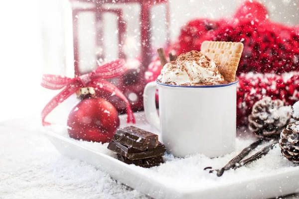 크리스마스 휴일 배경에 접시에 계 피와 휘 핑된 크림, 카 카오 수 제 크리스마스 핫 초콜릿 — 스톡 사진