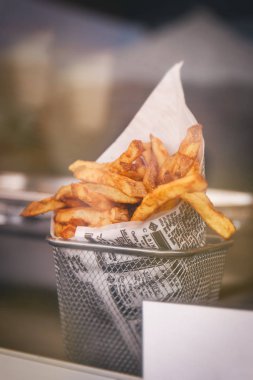Pommes frites ya da Fransız kızartması sayaç pencerenin arkasında hazır yemek için. Sokak gıda veya sağlıksız yiyecek konsepti