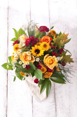 Renkli güzel bahar ya da yaz buket çiçek, tatil 