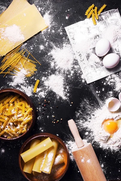 Concepto de pasta de cocina: vista superior con ingredientes para la pasta en un —  Fotos de Stock