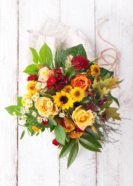 Барвистий красивий весняний або літній букет квітів, свято — стокове фото