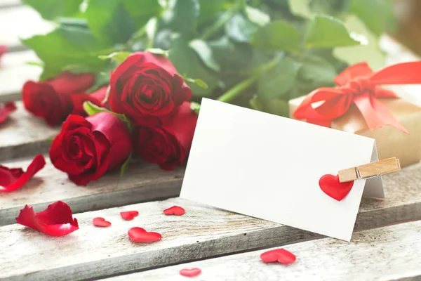 Primer plano del mensaje de amor sobre un fondo de madera con rosas, regalo — Foto de Stock