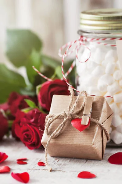 Piccolo regalo o regalo in carta naturale con cuoricino e rosa — Foto Stock