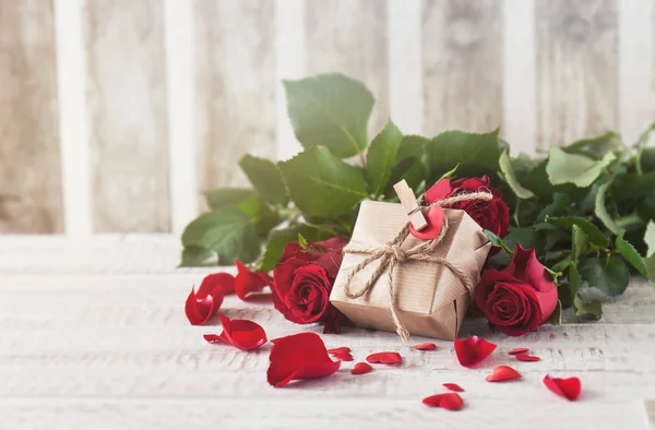 Kleine gift of heden in natuurlijke papier met kleine hart en rose — Stockfoto