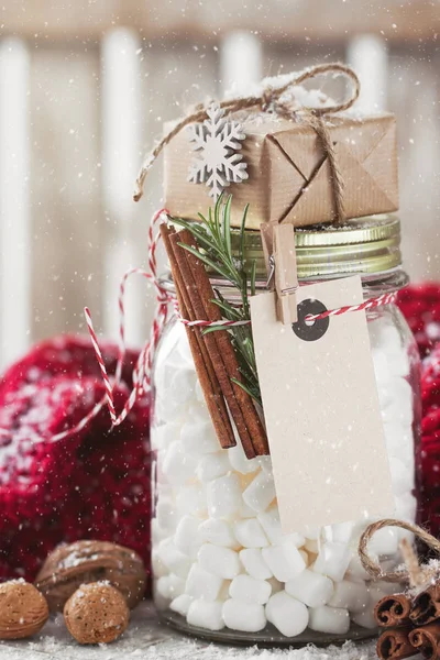 Βάζο με marshmallow και μικρό δώρο με τις διακοσμήσεις Χριστουγέννων, — Φωτογραφία Αρχείου