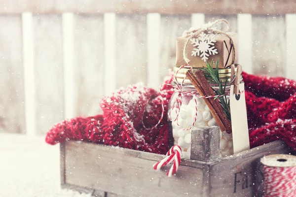 마 시 멜로와 크리스마스 장식과 작은 선물 항아리, — 스톡 사진