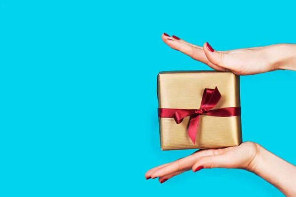 Mano de mujer joven sosteniendo una hermosa caja de regalo, espacio de copia, horizontal —  Fotos de Stock