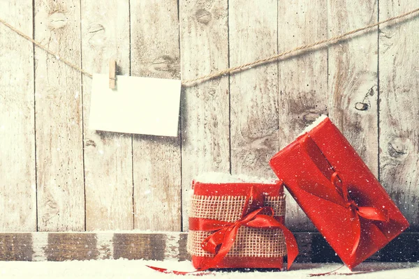 Χριστουγεννιάτικη ιδέα με διάφορα δώρα σε φόντο ξύλινη. — Φωτογραφία Αρχείου