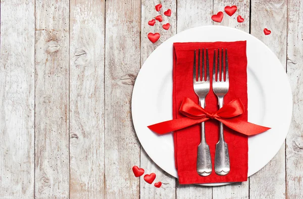 Liefde of Valentijnsdag concept met vintage bestek, rode rozen — Stockfoto