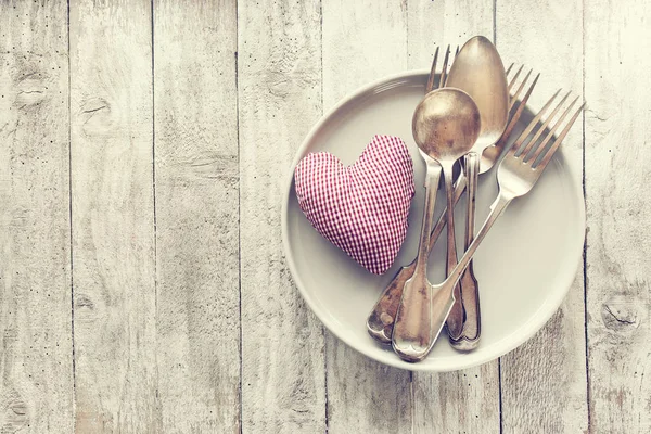 Miłość, Walentynki lub jedzenie koncepcja z vintage sztućce, pluszowe serce — Zdjęcie stockowe