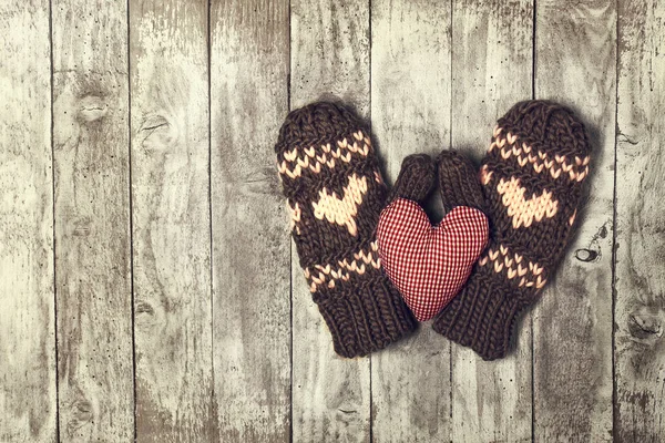 Winter, liefde of Valentijnsdag Concept met handschoenen en rode pluche hart — Stockfoto