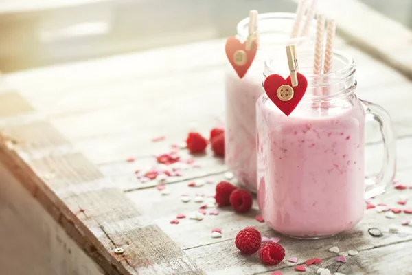 Házi smoothie a málna a tégelyek. Szeretet, eszik vagy koncepció Valentin-nap — Stock Fotó