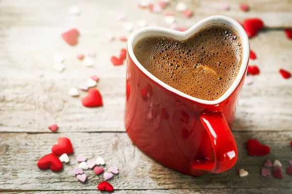 마음에 맛 있는 커피 에스프레소 모양 나무 찾기에 빨간 컵 — 스톡 사진