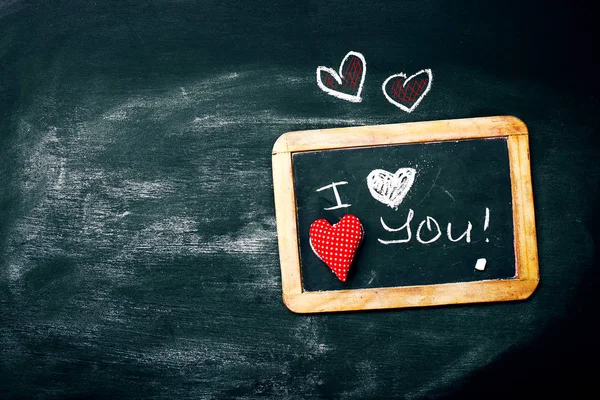 Liefde of Valentijnsdag Concept met schoolbord en harten op een — Stockfoto