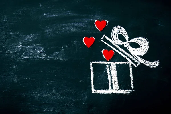 Creatieve liefde of Valentijnsdag Concept met Gift Box en hart — Stockfoto