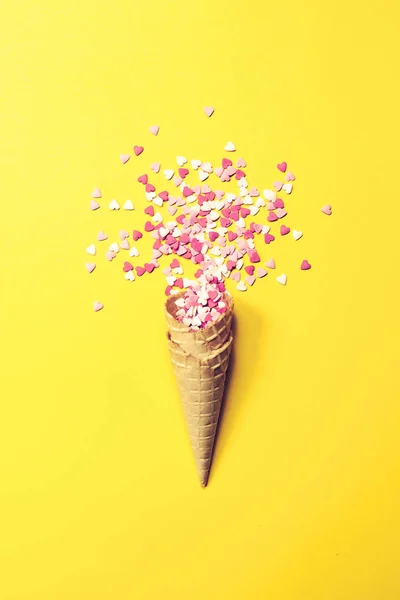 Chifre de sorvete ou cone com namorados em um fundo amarelo . — Fotografia de Stock