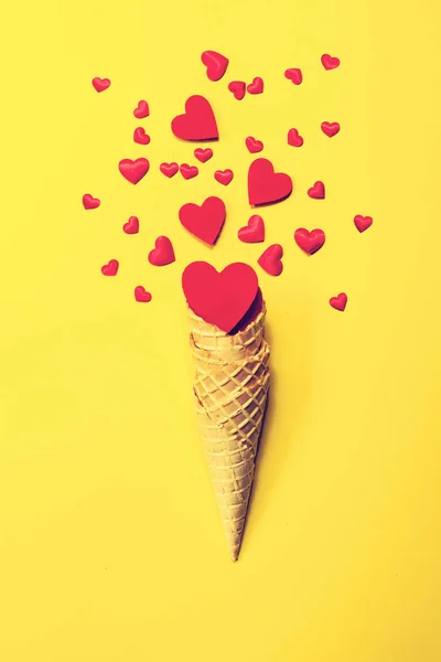 冰奶油角或锥与情侣在黄色背景上. — 图库照片