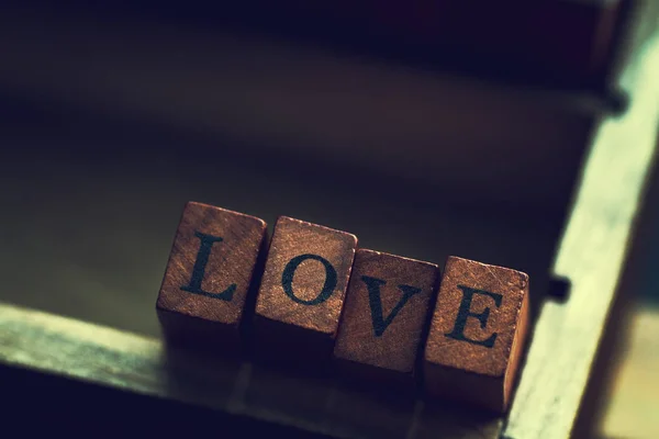 Liefde of Valentijnsdag Concept met houten Letters liefde in een O — Stockfoto
