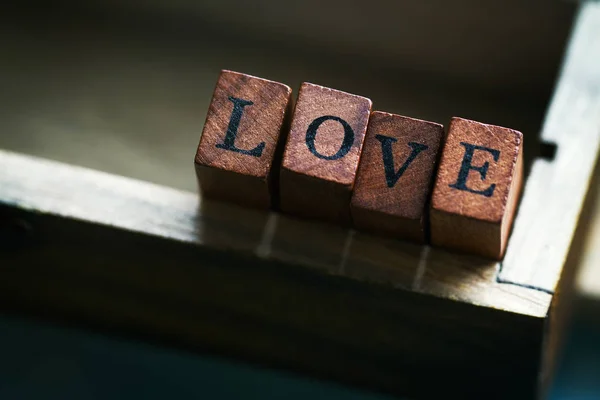 Amor o San Valentín Concepto con letras de madera AMOR en un wo —  Fotos de Stock