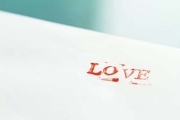 Obálka s dopisy lásky na stůl. Láska koncept — Stock fotografie