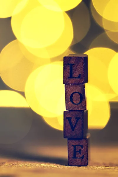 Liefde of Valentijnsdag Concept met houten Letters liefde op een wo — Stockfoto