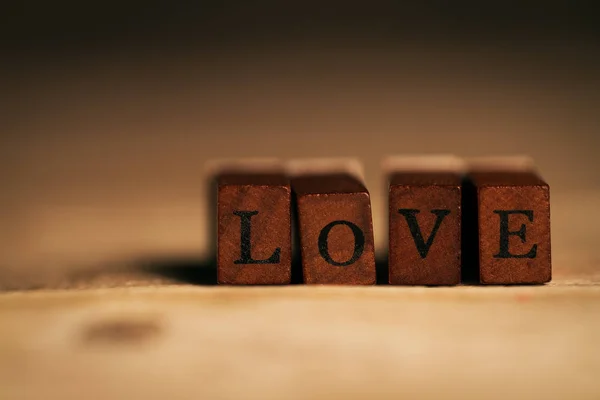 Amor o San Valentín Concepto con letras de madera AMOR en un wo —  Fotos de Stock