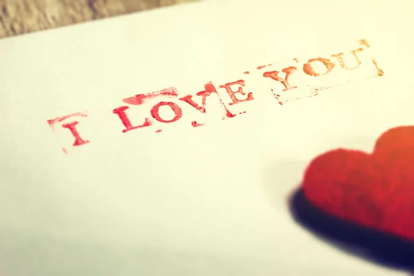 Enveloppe avec message Je t'aime et les cœurs sur un backgrou en bois — Photo