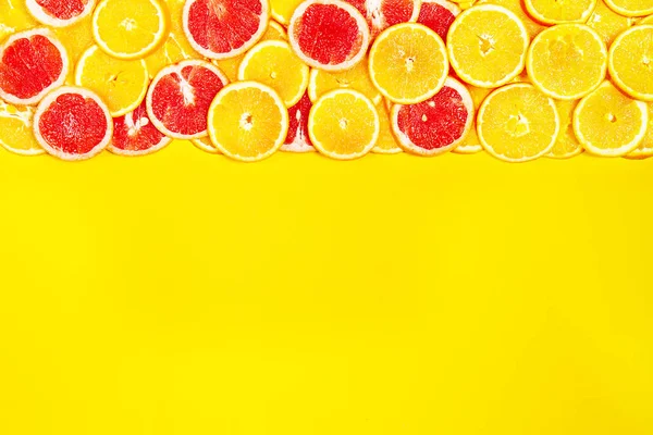 Warna-warni cerah latar belakang buah-buahan dengan jeruk dan jeruk. Pemandangan bagus. Hidup sehat atau konsep detox . — Stok Foto