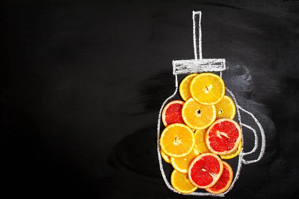 Owoców cytrusowych plastry w ciągnione Mason Jar. Sztuka jedzenia. Widok z góry. Pojęcie zdrowego życia. — Zdjęcie stockowe