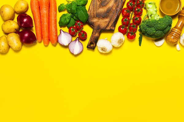Υγιεινά τρόφιμα φόντο. Έννοια της υγιεινής διατροφής με φρέσκα λαχανικά — Φωτογραφία Αρχείου