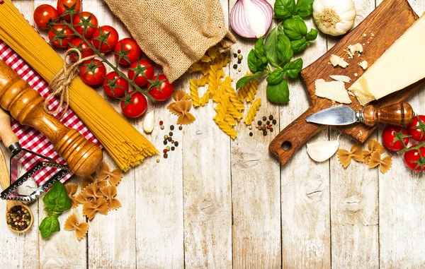 Comida italiana o ingredientes de fondo con verduras frescas — Foto de Stock