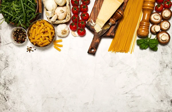 Comida italiana o ingredientes de fondo con verduras frescas —  Fotos de Stock
