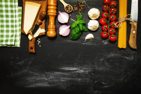 Comida italiana ou ingredientes fundo com legumes frescos — Fotografia de Stock