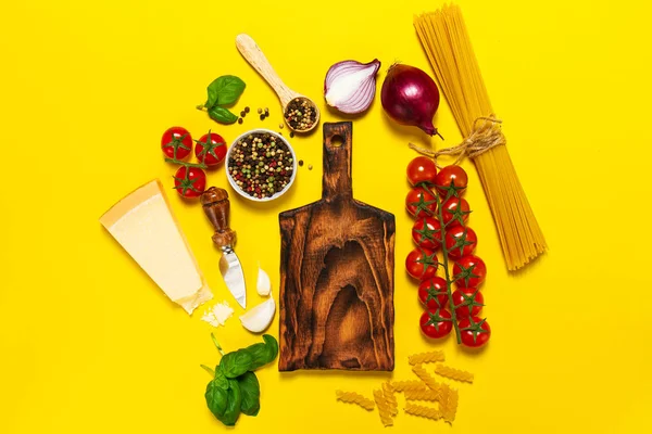 Makanan Italia atau bahan-bahan latar belakang dengan sayuran segar — Stok Foto