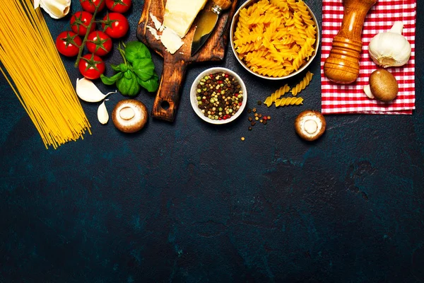 Italienska livsmedel eller ingredienser bakgrund med färska grönsaker — Stockfoto