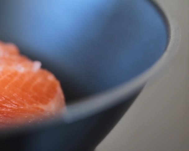 Ikan Salmon segar dengan garam di dalam panci. Gerakan lambat — Stok Video