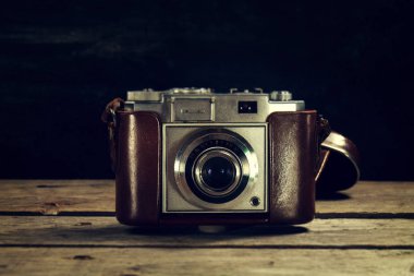Koyu ahşap arka plan üzerinde eski Vintage fotoğraf makinesi. Yatay Co ile