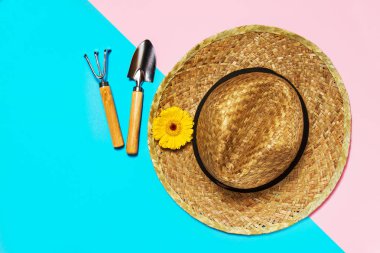 Bahçe, Bahar, tatil veya yaz konsepti. Bahçecilik aletleri ile hasır şapka