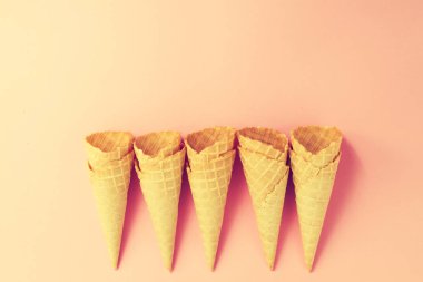 Boş renkli Pastel pembe bir arka plan üzerinde dondurma koni tonlama.