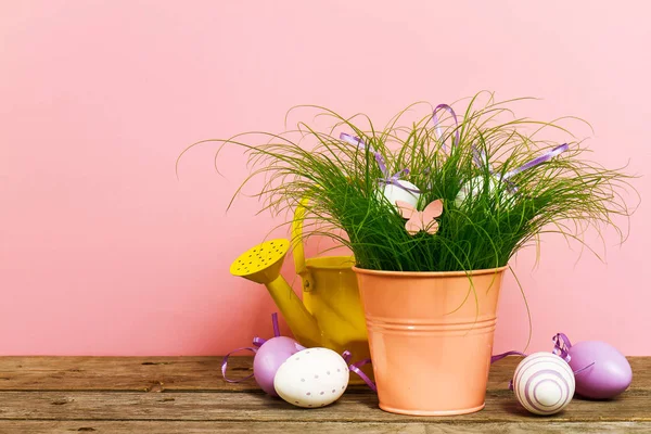 Dekoratív színes tojásokat a friss, zöld fű a virágcserép — Stock Fotó