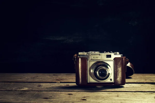 Alte Oldtimer-Kamera auf dunklem Holzhintergrund. horizontal mit Co — Stockfoto