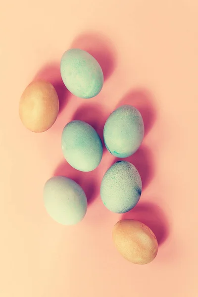 파스텔 토닝입니다. 부활절 또는 봄, 식품 개념입니다. 핀에 신선한 계란 — 스톡 사진