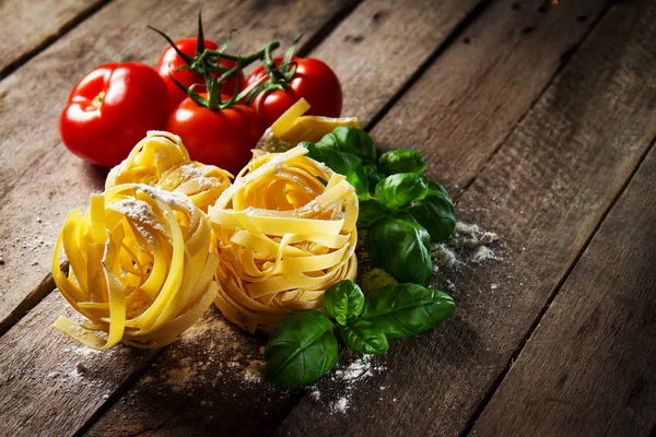 Sabrosos ingredientes coloridos frescos para cocinar pasta Tagliatelle w — Foto de Stock