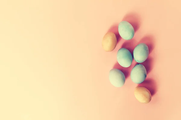 Pastell Toning. Påsk eller våren, matkoncept. Färska ägg på stift — Stockfoto