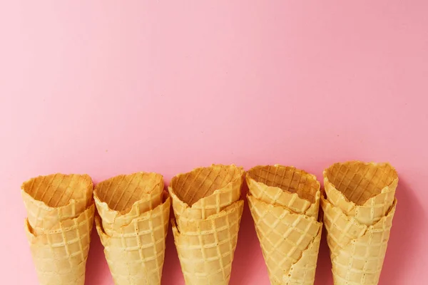 빈 다채로운 파스텔 핑크 배경에 아이스크림 콘을 토닝. — 스톡 사진