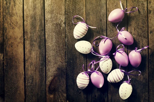 Belle uova colorate di colore pastello su sfondo di legno. Pasqua — Foto Stock